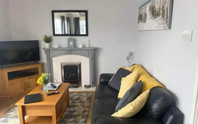 Seasideescape-2br-sleeps4-parking-petsok-fireplace
