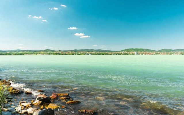 Lake Side Luxury – Steps to the Lake Lela