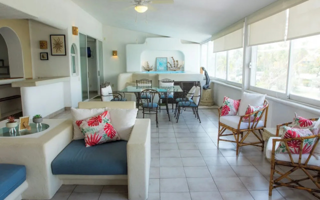 Apt. with Jacuzzi Ixt. Zihuatanejo 3 BR