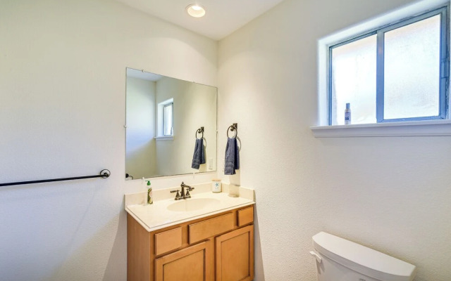 Walk to Beach: Galveston Getaway w/ Deck!