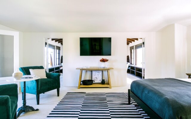 Frida by AvantStay | Sleeps 16! Prvt Estate w/ Tennis Ct & Mins to Beach!