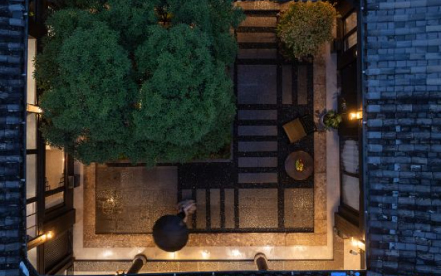Under the Tree Chun Leisurely Courtyard