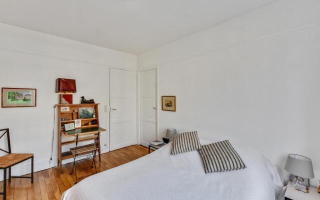 Design apartment with terrace by Weekome