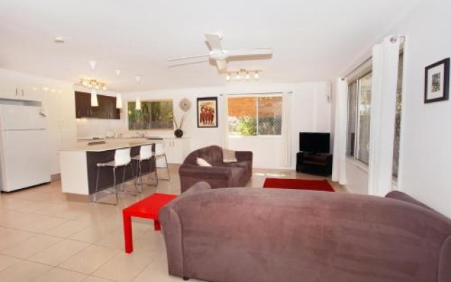 35 Santa Monica Avenue Coolum Beach, Pet Friendly, Linen Included – Guest Rooms – Coolum Beach