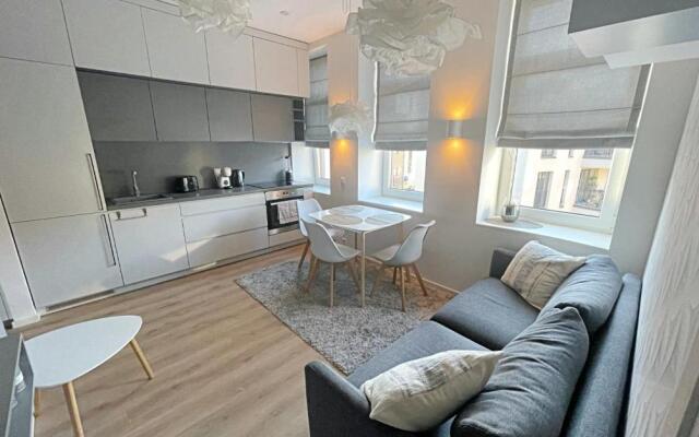 Comfortable 1 BD Old Town Apartment by Hostlovers