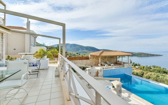 Villa with Striking views over the infinity Pool