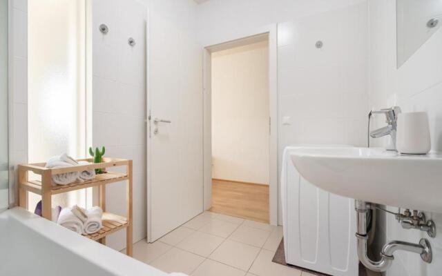 Helles, neues DG Apartment mit Blick zum Donauturm