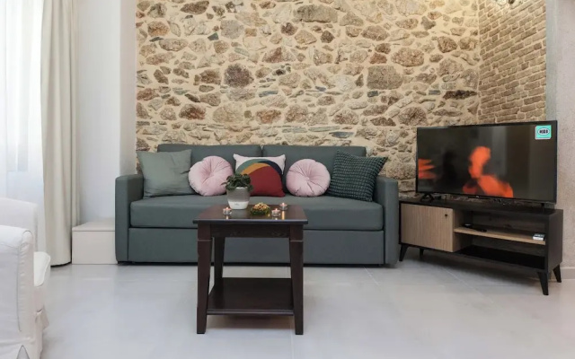 Pireas Jewel New Design Apt w Backyard