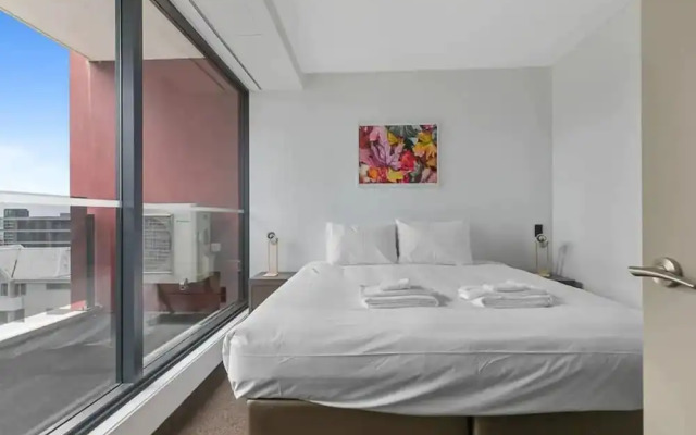 2 BR APT w/ Private Balcony + Netflix near Spark!