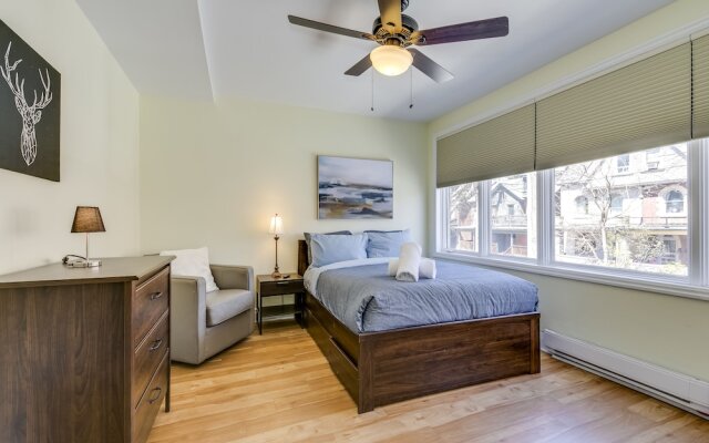 Newly Decorated 2BR Yorkville Home