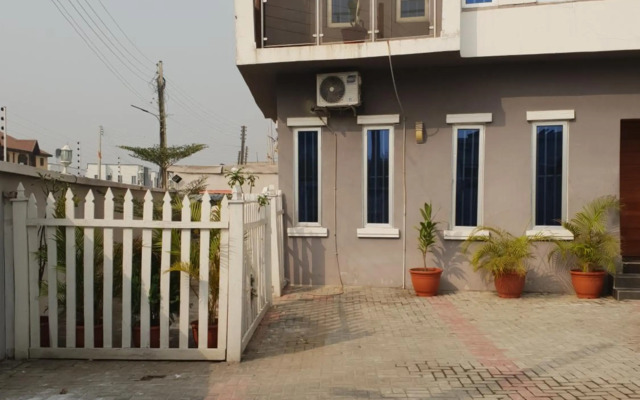 DELIGHTFUL ! 3 BEDROOM TERRACE DUPLEX EN-SUITE LEKKI AIRCON WiFi