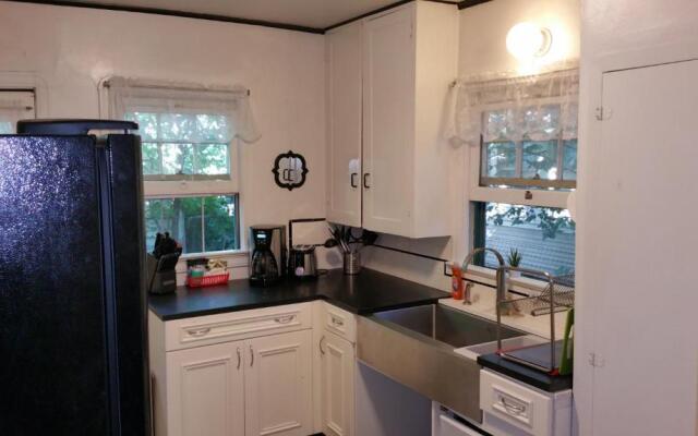 Modern❤️Smart Craftsman HDTV Keurig AC❤of Downtown