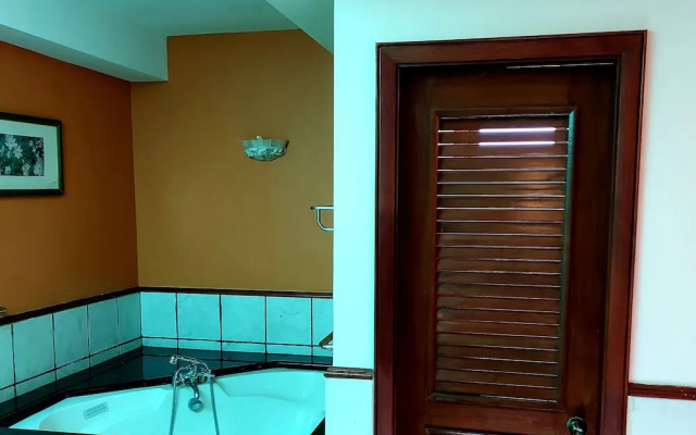 Alpine LXPD Full Seaview Water Chalet