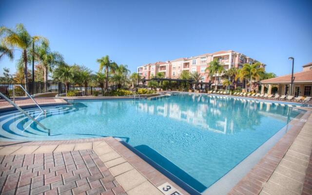 Spacious Vista Cay Condo, Near Universal!