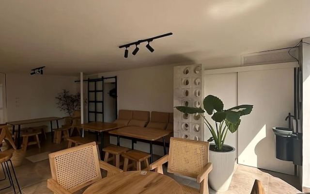 Kromatic Hostel
