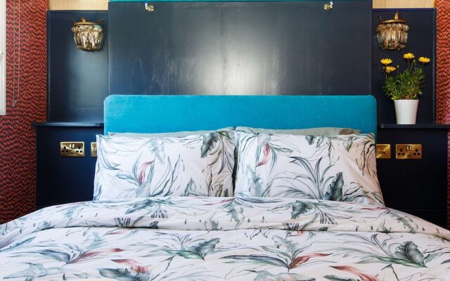 The Showman s Carriage King Bed Close to Beach