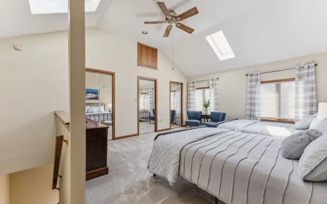 Niagara Falls Getaway: Perfect Place To Unwind 2 Bedroom Home by RedAwning