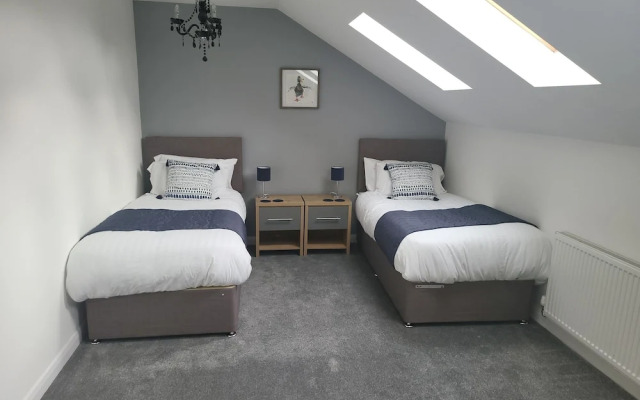 4 Bedroom Home Tameside, Grt Manchester Sleeps 7