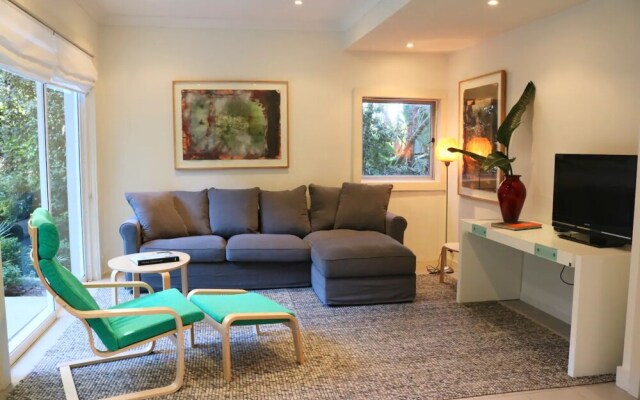 Balmoral Retreat a Garden Haven, 2 Min to Beach