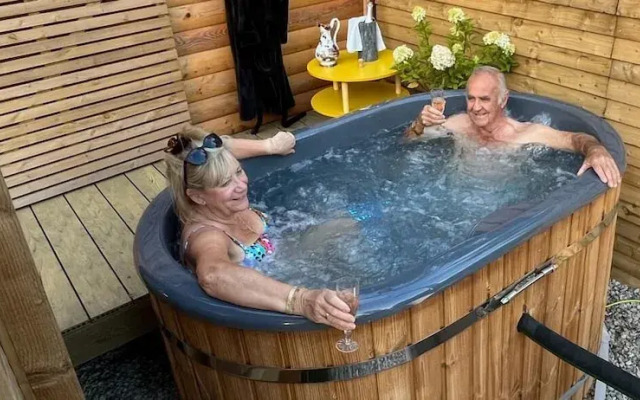 Pine Boutique Lodge With hot tub for Couples & dog