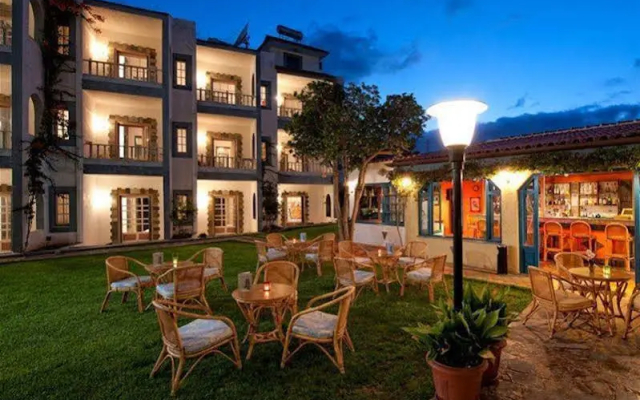 Fan Apartments
