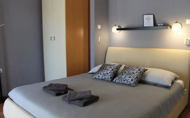 Apartments and Room Thea