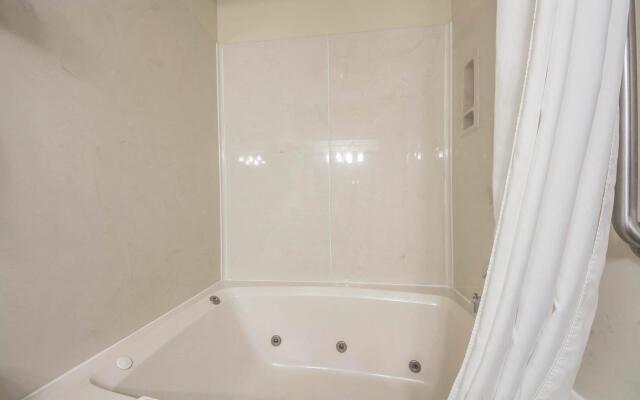OYO Townhouse Tulsa Woodland Hills