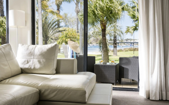 Pier 21 Riverside Apartment Hotel