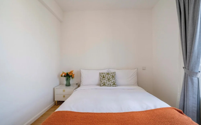 Tyms 4BR 2BA Apt Novel Garden