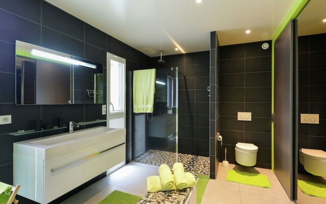 Welcoming Villa in Fouesnant With Swimming Pool