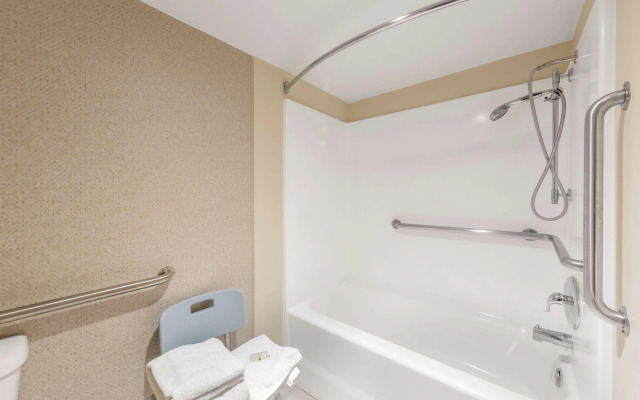 Quality Inn & Suites Camarillo - Oxnard