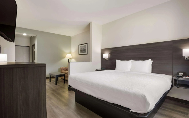 Quality Suites I-44
