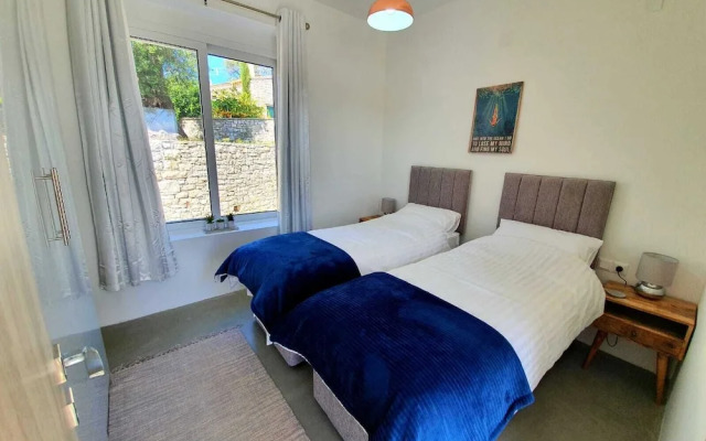 Villasleeps10-garden-freeparking-pool-ac