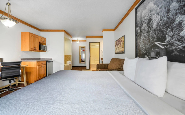Super 8 by Wyndham Eveleth