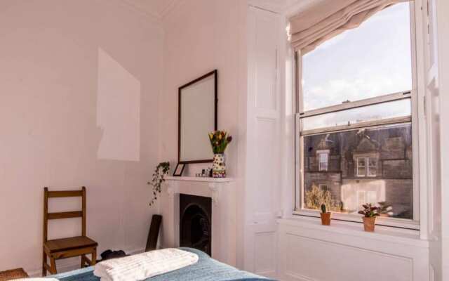 Comfortable Apartment In Leith