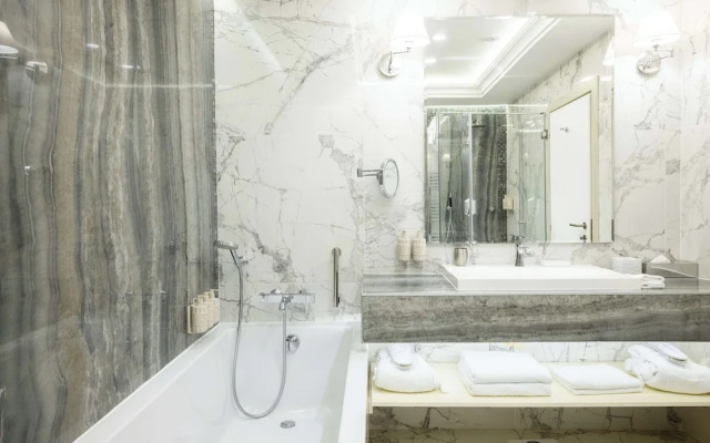 Tresor Le Palais Timisoara, Curio Collection By Hilton