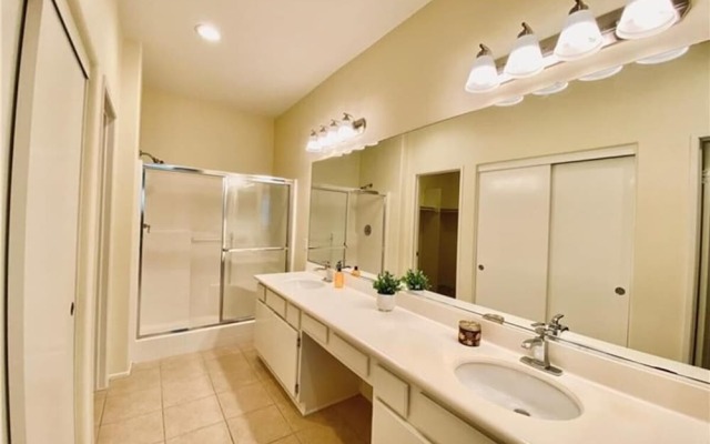 Beautiful 3 Bedroom Townhome in Irvine