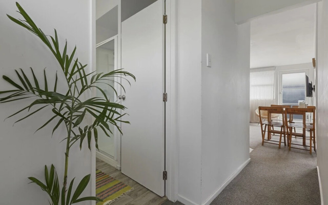 Central Quiet 2BR Apt -  Wifi -  Parking