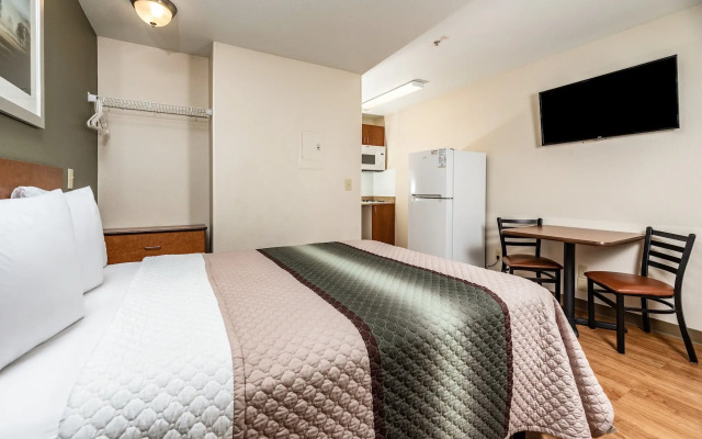 HomeTowne Studios by Red Roof Fresno - West