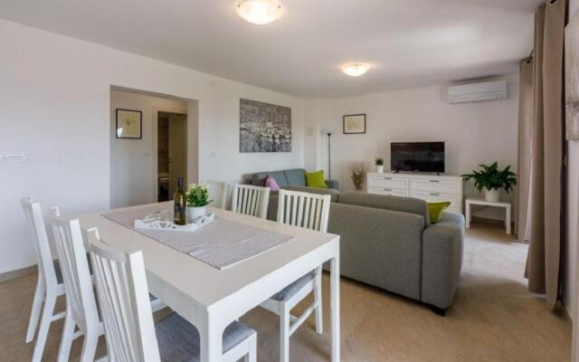 Apartment Anton 61 pax