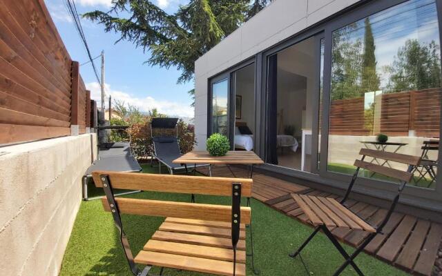 Acero y Piedra Apartamentos con jardín