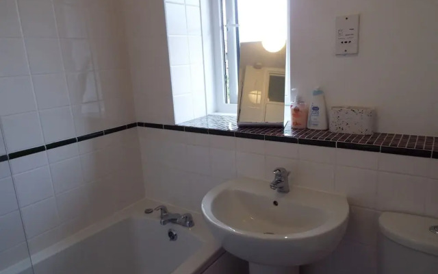 Ideal Central Edinburgh Location With On-site Private Parking