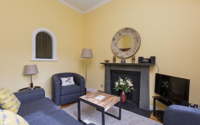 393 Delightful 2 Bedroom Apartment off the Royal Mile With Secure Parking