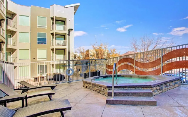 Spacious 2-Bedroom Urban Oasis