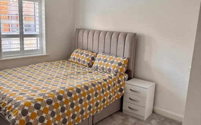 High END Spacious 4 Bed House - Free Parking