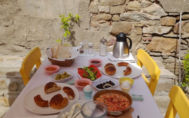 Sari Keçi̇ Taş Otel