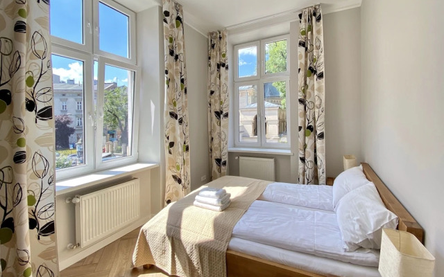 Faust and Mona Lisa Apartments