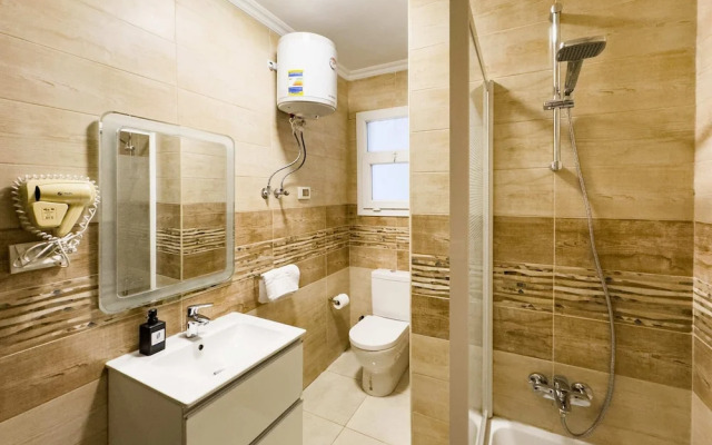 Flattering 2bdr - 5 min to Airport