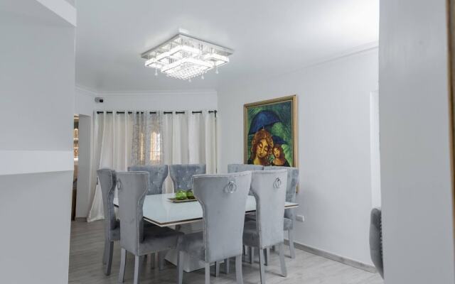 8-bdr Penthouse With A Private Rooftop & Jacuzzi