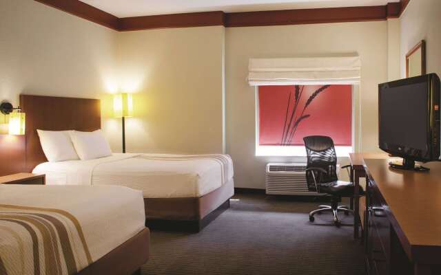 La Quinta Inn & Suites by Wyndham Atlanta Ballpark/Galleria